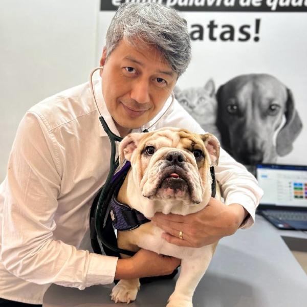 Dr. Franz abraçando um cachorro